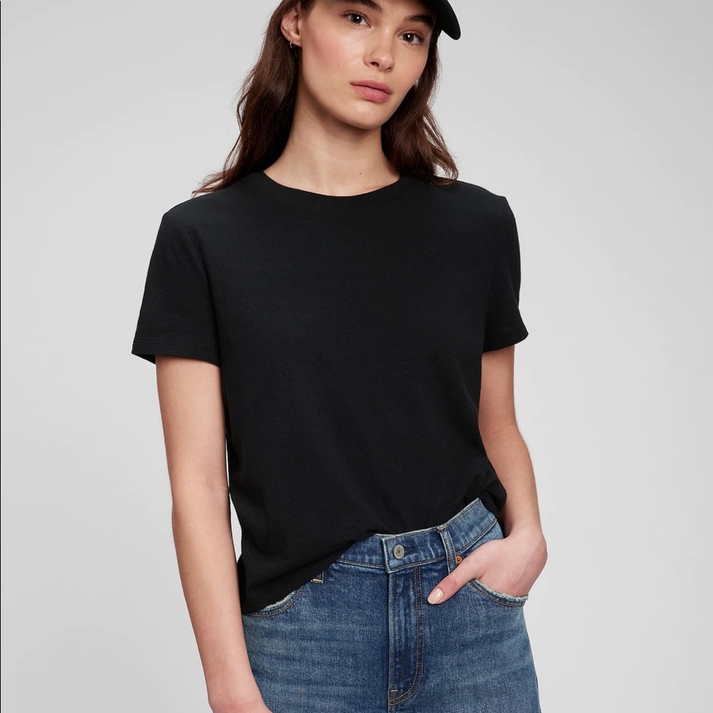 Gap shrunken tee barely worn